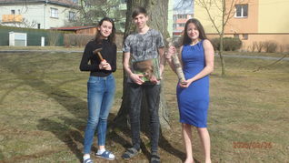 Ve čtvrtek 20. Února 2020 jsme se zúčastnili soutěže YPEF – Young People in European Forests, tedy  Mladí lidé v evropských lesích. Oblastní kolo se konalo v Pelhřimově a my jsme se zúčastnili již třetím rokem. Jako každý rok jsme jeli ve složení Kateřina Hodinová, Pavlína Nymburská, Adam Římal a náš skvělý doprovod - paní učitelka Pechková. Soutěž pořádají Lesy České republiky a vždy se jim podaří nás něčím překvapit. Letos to byla spodní čelist divočáka. Soutěž je totiž rozdělena na dvě části. První z nich je test, ve kterém jde spíše o obecné znalosti, a část druhá se týká poznávání zvířat z českých lesů.Ta nám vždy dala pořádně zabrat, ale letos tomu bylo jinak. Po odevzdání testu jsme byli s naším výkonem opravdu spokojeni, ale nečekali jsme žádné vysoké umístění. Nakonec to dopadlo skvěle, skončili jsme na úžasném druhém místě! Měli jsme z našeho umístnění všichni velkou radost. Na závěr bychom Vám, paní učitelko, chtěli poděkovat za to, že jste nás na soutěž tak dobře připravila. Adam, Kačka a Pája